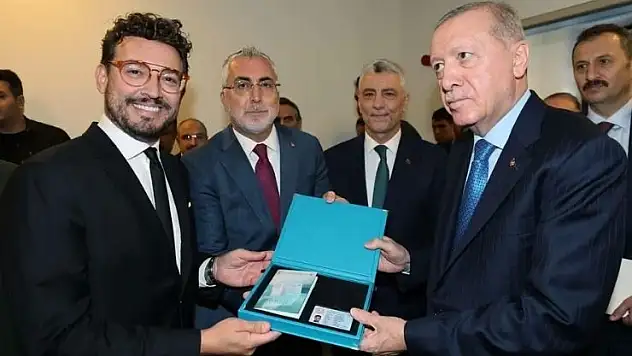 Cumhurbaşkanından ünlü şefe turkuaz kart