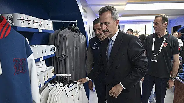 Cumhurbaşkanlığı Savunma Sanayii Başkanı Haluk Görgün, Vakıf Mağaza'yı ziyaret etti