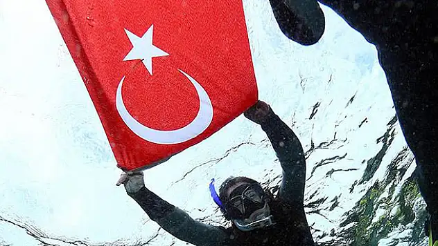 Cumhuriyet Bayramı'nı su altında kutladı