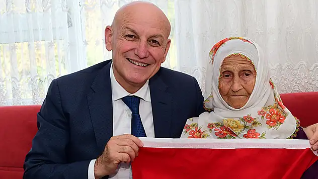 Cumhuriyet'in tarihine tanıklık eden çınarlara Türk bayrağı hediyesi