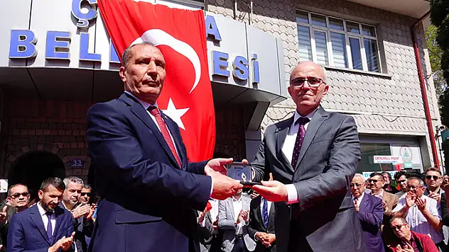 Çumra Belediye Başkanı Mehmet Aydın, mazbatasını aldı
