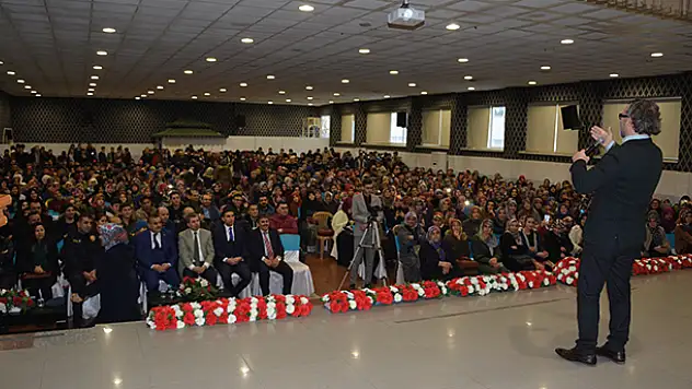 Çumra'da 'Bilinçli Aile, Duyarlı Genç' konulu konferans düzenlendi