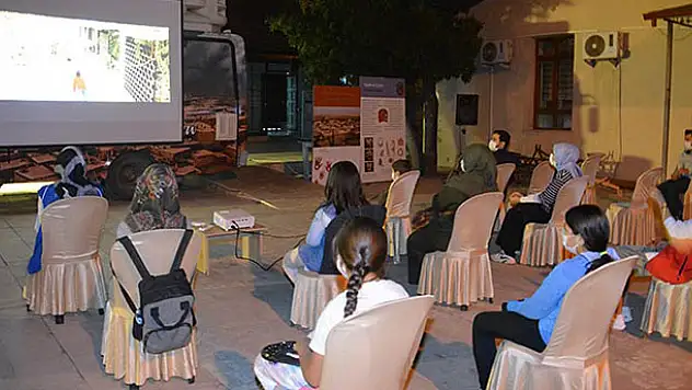 Çumra'da vatandaşa moral için açık hava sineması düzenlendi