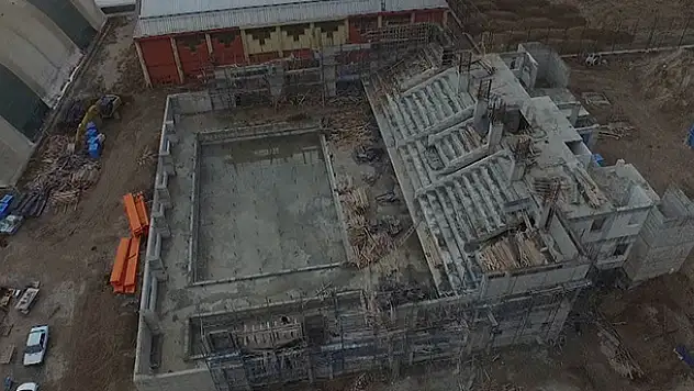 Çumra'da yüzme havuzu inşaatı devam ediyor