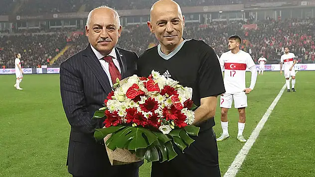Cüneyt Çakır düdüğü astı