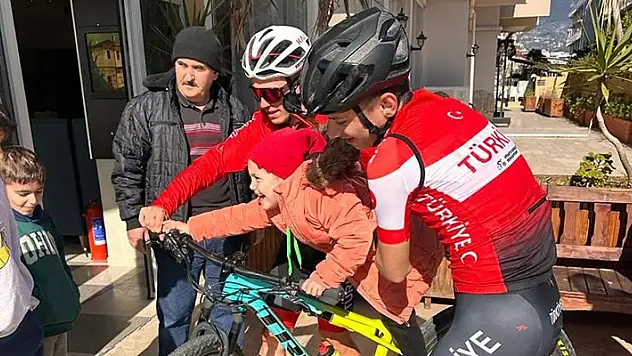 Dağ Bisiklet Milli Takımı çocuklara moral verdi