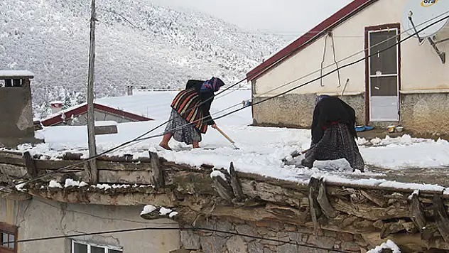 Dağ köylerinde toprak damlarda kar mesaisi