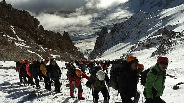Dağcılar Cumhuriyet'in 92. Yılını Erciyes Zirvesi'nde Kutladı