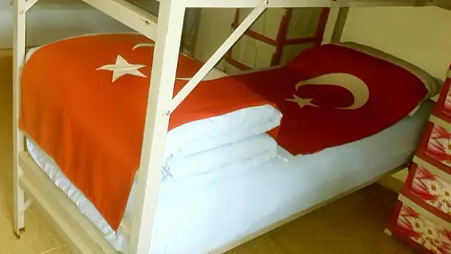 Dağlıca şehitlerinin yataklarına Türk bayrağı