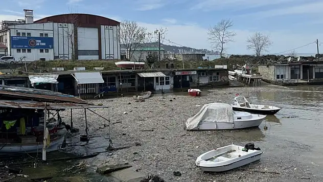 Dalgaların sürüklediği taşlar, park ve sosyal tesislere zarar verdi

