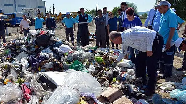Dalgınlıkla 17 bin lirasını poşetle çöpe attı