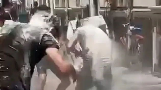 Damadın üzerine yumurta atıp, gıda boyası döktüler

