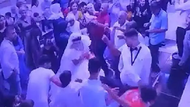 Damat, para takılı gelinliği çekiştiren çocuğu fırlatıp yere attı
