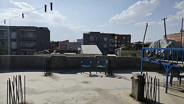Damda uyurken yorgun merminin isabet ettiği kadın, ağır yaralandı
