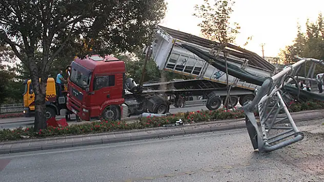 Damperi açılan kamyon çarptığı EDS direğiyle birlikte devrildi