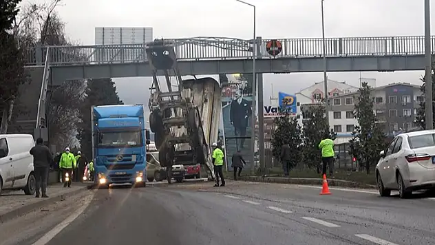 Damperi açılan kamyon üst geçit ve banka aracına çarptı
