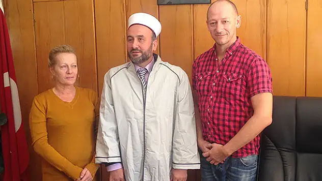Danimarkalı Peter ve İngiliz Burcu Müslüman oldu
