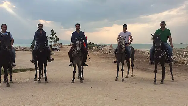 Darbe girişimine atlı demokrasi yürüyüşü