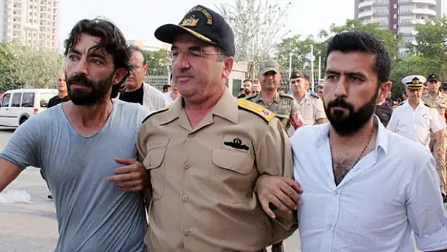 Darbeci amiral, bağış yapmayanları tehdit etmiş