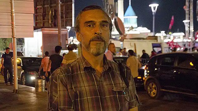 Darbeci askerler teslim olmak için Türk bayrağı sallamış
