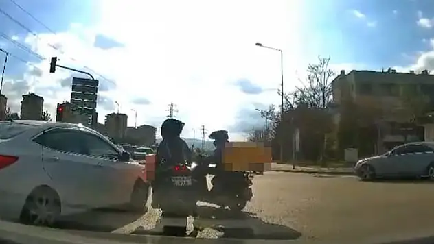 Darp edilen meslektaşını kurtarmak isteyen kadın kurye saldırgana kaskla kafa attı