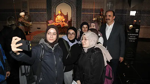 Darü'l-Mülk Sergi Sarayı vatandaşlardan yoğun ilgi görüyor