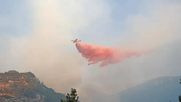 Datça'daki yangına 5 uçak ve 12 helikopterle müdahale ediliyor
