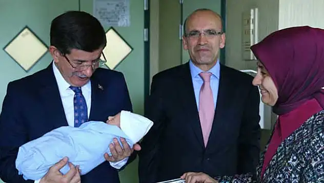 Davutoğlu, 3. çocuğu olan Bakan Şimşek'i ziyaret etti
