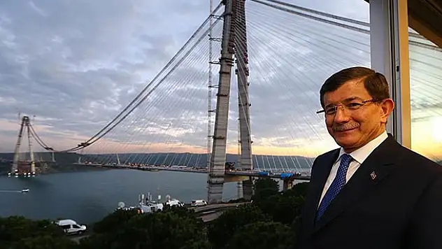 Davutoğlu, 3. köprü şantiyesinden bir fotoğrafı Instagram'dan paylaştı