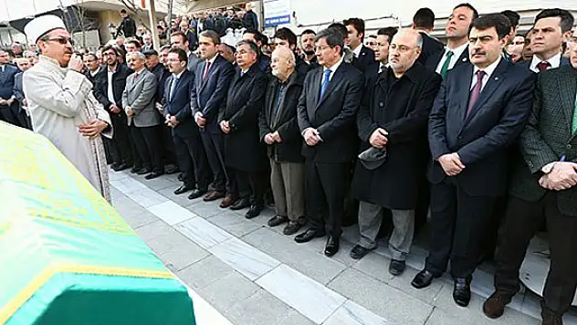 Davutoğlu arkadaşının cenaze namazına katıldı