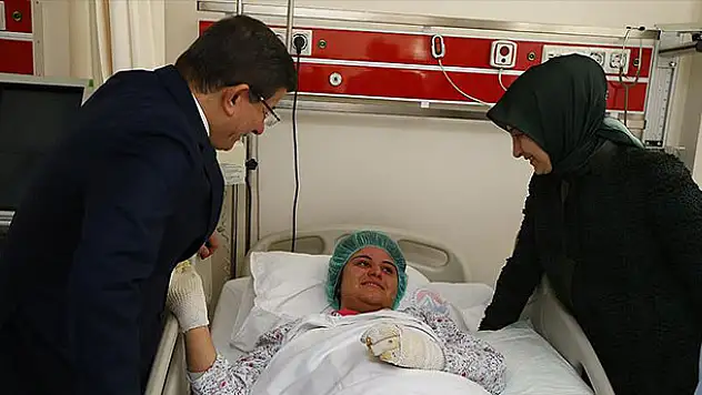 Davutoğlu çifti Çınar saldırısı yaralılarını ziyaret etti