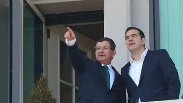 Davutoğlu Çipras'a balkondan Ankara'yı tanıttı