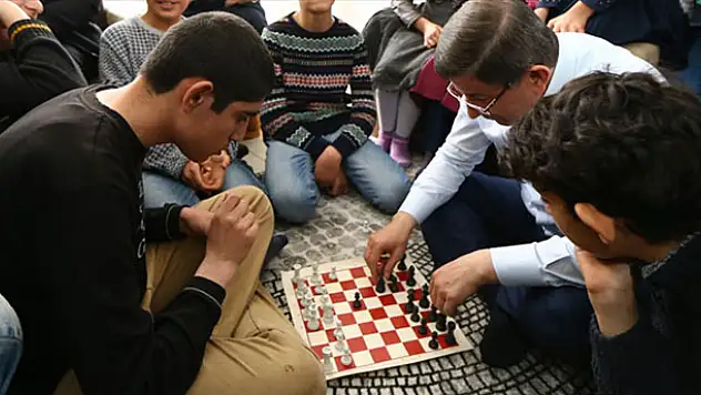 Davutoğlu ile Erkan'ın satranç maçı kırdı geçirdi