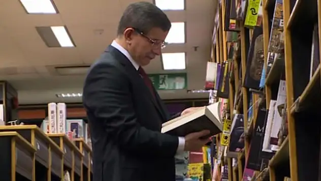 Davutoğlu, Londra'da kitapçıya uğradı