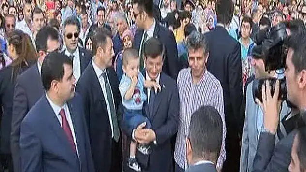 Davutoğlu'na Sultanahmet'te yoğun ilgi
