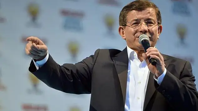 Davutoğlu'ndan balkon konuşması yapıyor