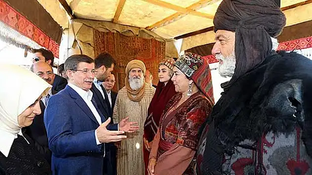 Davutoğlu'ndan 'Diriliş Ertuğrul'un setine ziyaret