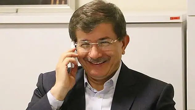 Davutoğlu'ndan Galatasaray'a tebrik telefonu