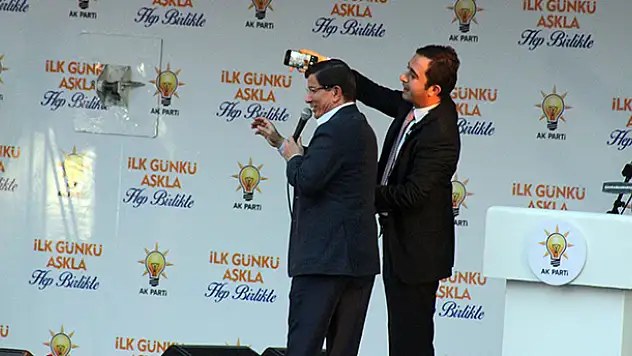 Davutoğlu'ndan mitingde selfie sürprizi