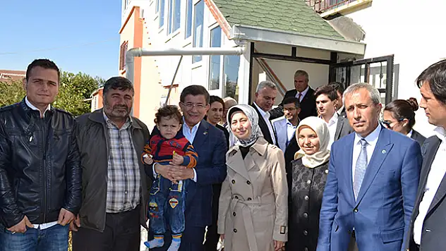 Davutoğlu'ndan Sarayönü'ne ziyaret