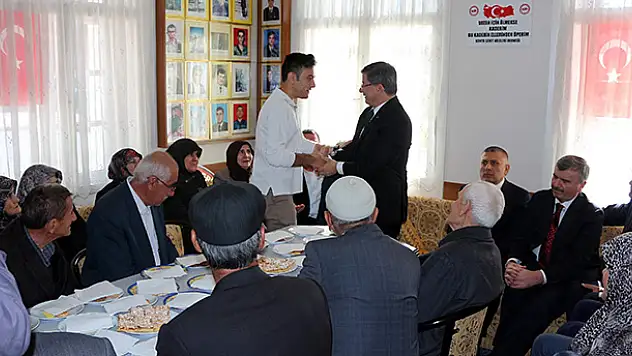 Davutoğlu'ndan şehit ve gazi ailelerine ziyaret