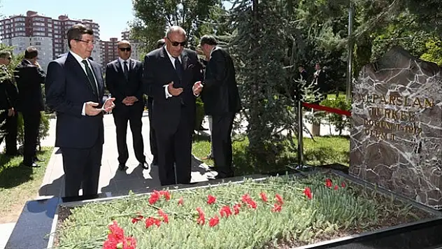 Davutoğlu'ndan Tuğrul Türkeş'e plaka jesti