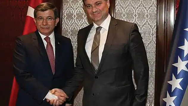 Davutoğlu'nun elindeki sargının nedeni belli oldu!
