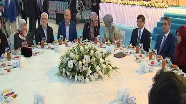 Davutoğlu, Şehit Savcı Kiraz'ın ailesi ile orucunu açtı