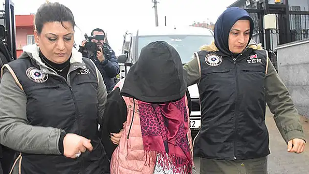 DEAŞ'lı kadın teröristi PKK'lılar sınıra ulaştırmış