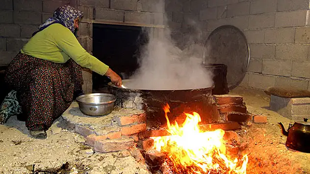 Dede torun üç kuşak pekmez yapıyor
