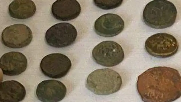 Dedektörle buldukları eserleri satmaya çalışırken yakalandılar
