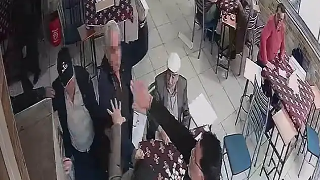 Dedelerin okey masasındaki taş kavgası kıraathaneyi karıştırdı
