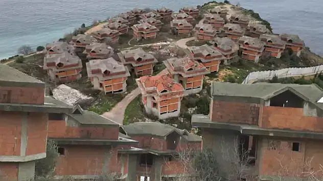 Dedikodular yayılınca kimse yüzüne bakmadı! 28 yıldır çivi bile çakılmayan lüks villalar
