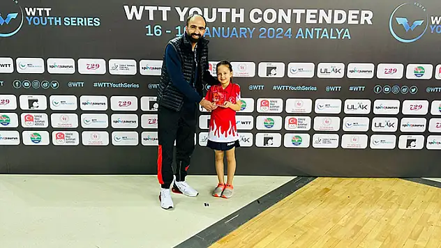 Defne Üzümcü Türkiye üçüncüsü